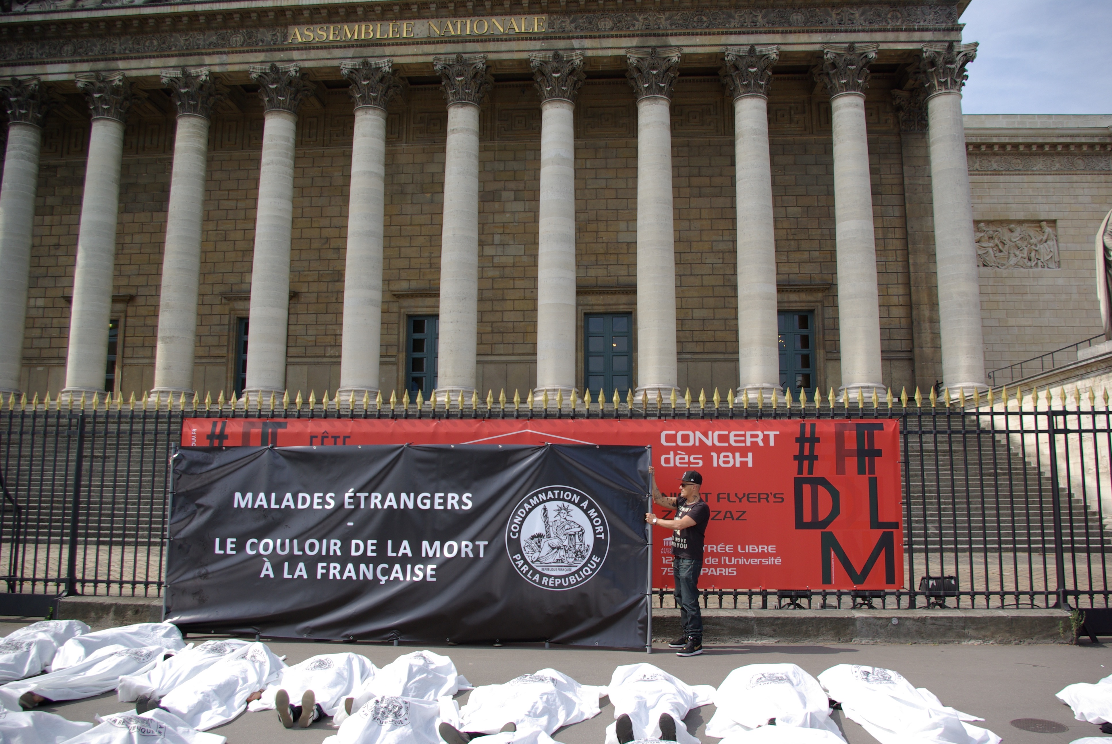 Manifestation devant l'Assemblée Nationale