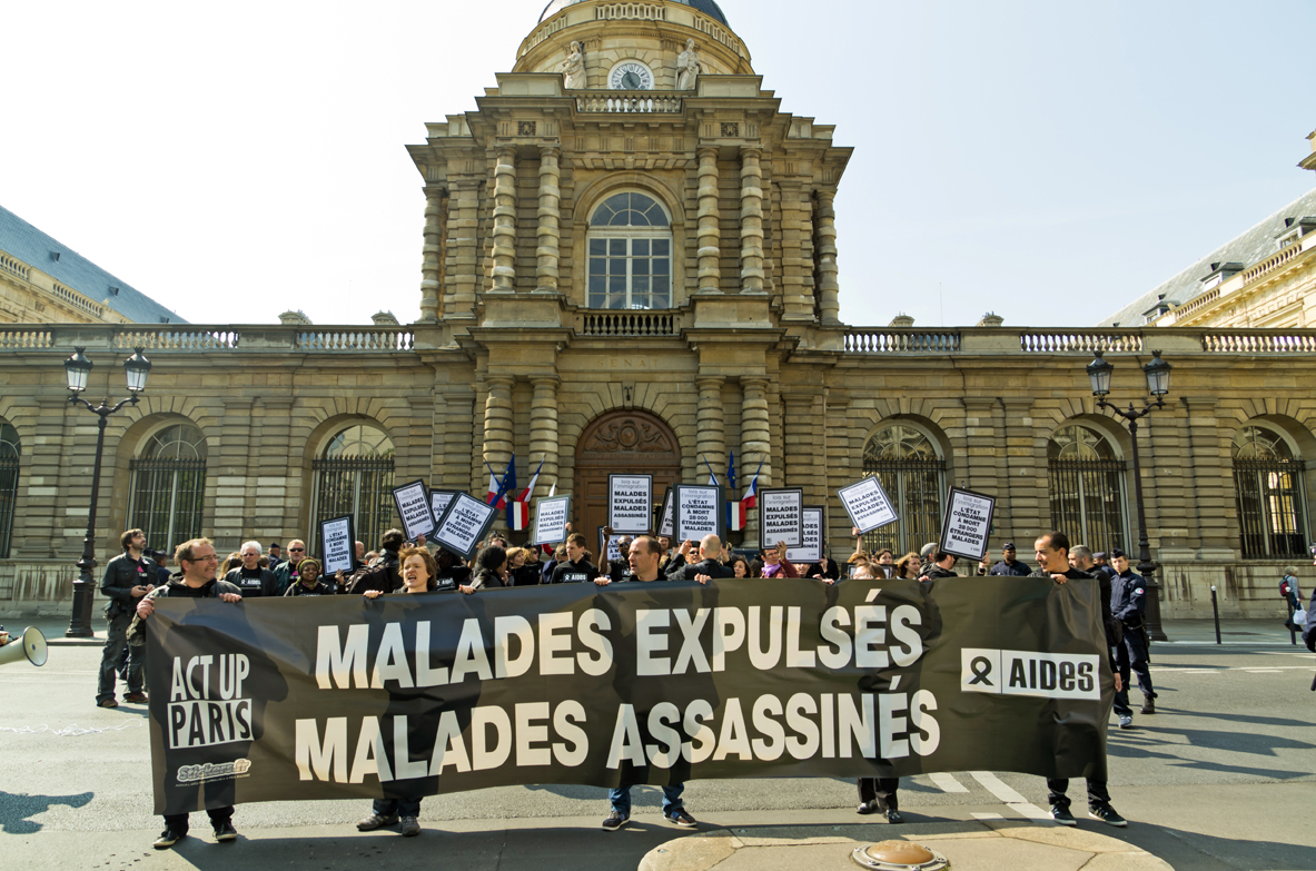 Manifestation devant le Sénat